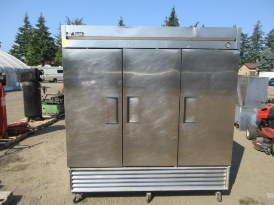 TRUE T-72 3 DOOR REACH-IN REFRIGERATOR ON CASTERS, SINGLE PHASE 1/2HP, 115V W/ SHELVES