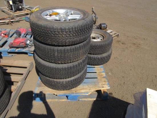 (4) WINTERFORCE 215/70R16 STUDDED TIRES ON UNIVERSAL LUG WHEELS & (2) SIGNET WINTERTRAK 215/70R14