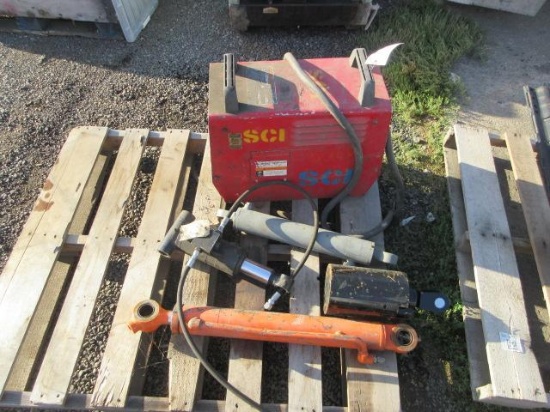 LINCOLN INVERTEC V300-PRO WELDER, (4) ASSORTED HYDRAULIC CYLINDERS *OPERATING CONDITION UNKNOWN*