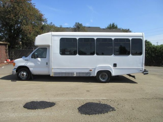 2003 Ford E-450 Super Duty Passenger Transit Bus