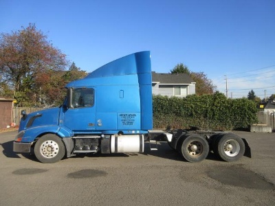 2011 Volvo Vnl630 Tandem Axle Sleeper Tractor