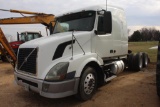 2005 Volvo VNL T/A Sleeper Truck