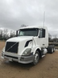 2005 Volvo VNL T/A Sleeper Truck