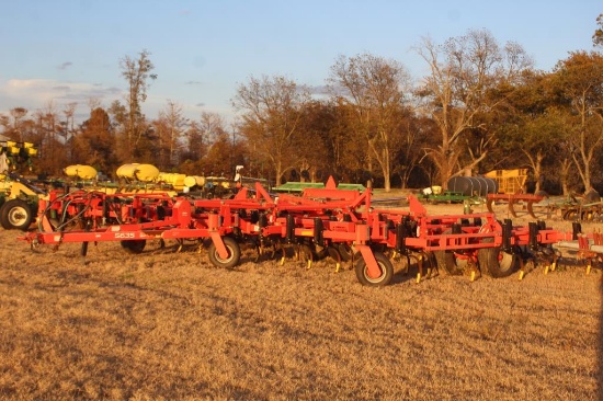Kuhn Krause 5635 34' Pull Type Field Cultivator