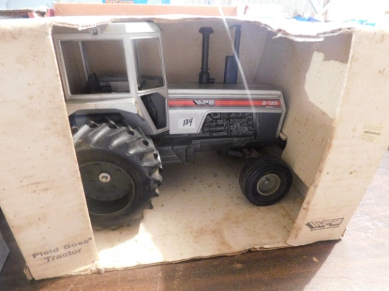 2-135 WHITE TRACTOR 1/16 W/ BOX