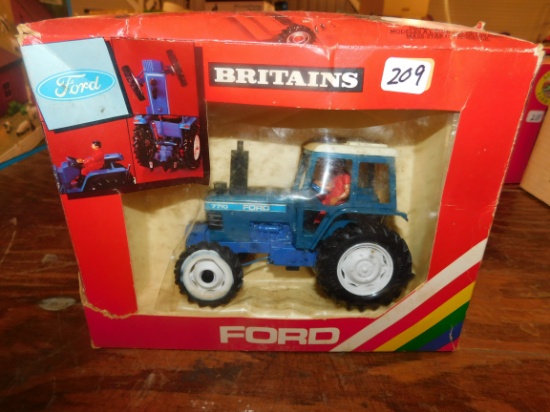 BRITAINS 7710 FORD TRACTOR 1/32 W/ BOX