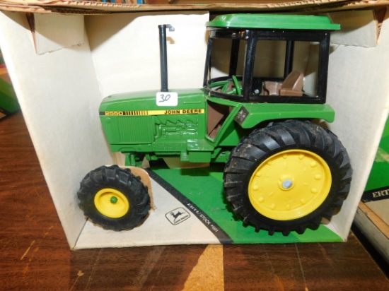 ERTL 2550 JOHN DEERE UTILITY TRACTOR 1/16 W/ BOX