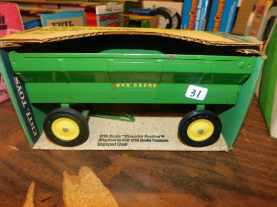 ERTL JOHN DEERE WAGON 1/16 W/ BOX
