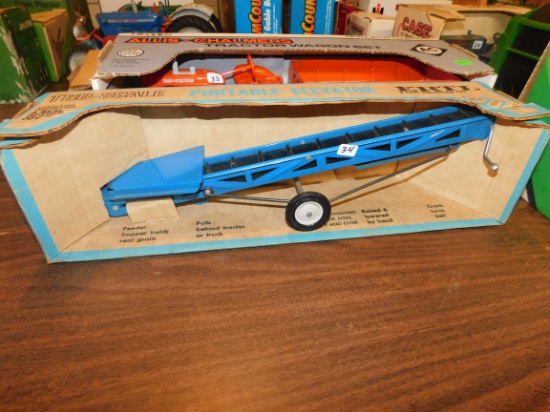 TRUE SCALE PORTABLE ELEVATOR W/ BOX