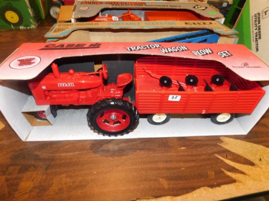 ERTL CASE INTERNATIONAL TRACTOR WAGON SET W/ BOX