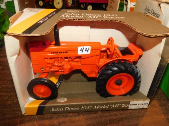 ERTL JOHN DEERE 1947 MOD “MI” TRACTOR 1/16 W/ BOX