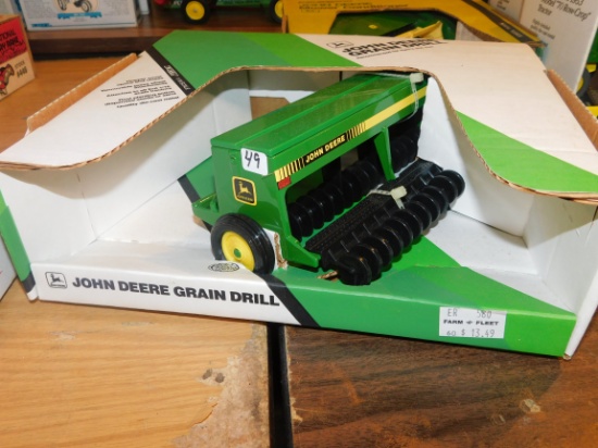 ERTL JOHN DEERE GRAIN DRILL 1/16 W/ BOX