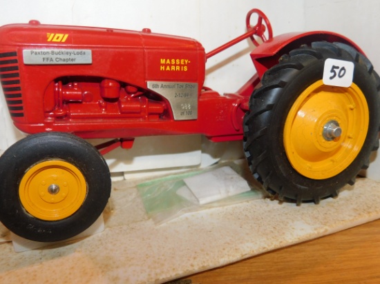 MASSEY FERGUSON TRACTOR 1/16 W/ BOX (COLLECTOR EDITION