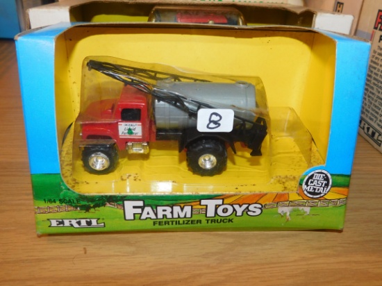 ERTL FARM TOY FERTILIZER TRUCK 1/16 W/ BOX