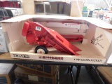 ERTL MCCORMICK INTERNATIONAL HARVESTER 1 PR CORN PICKER W/ BOX