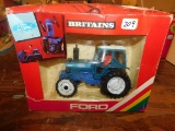 BRITAINS 7710 FORD TRACTOR 1/32 W/ BOX