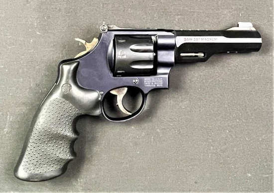 Smith & Wesson Performance Center - Model 327 TRR8 - .357 Magnum