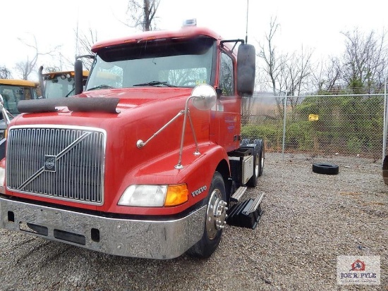 2001 Volvo Day Cab Road Tractor