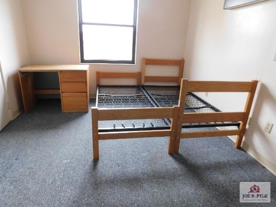 2 beds, 1 desk