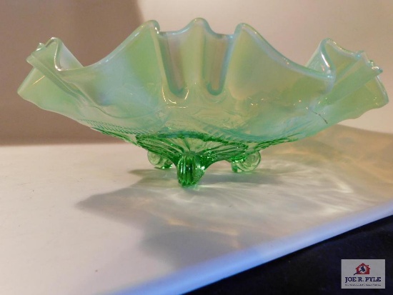 Light green, 3 leg vase with ruffled top