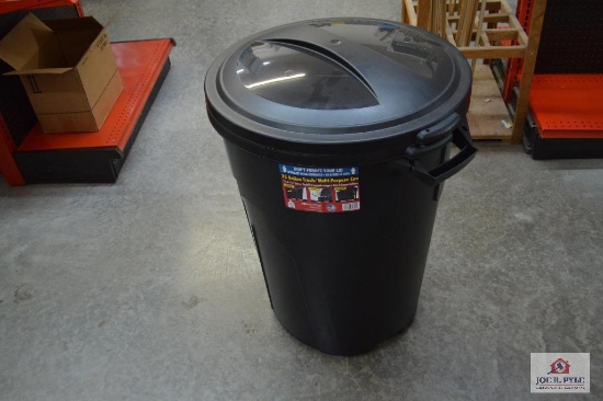 Large 32 gallon plastic trashcan with lid