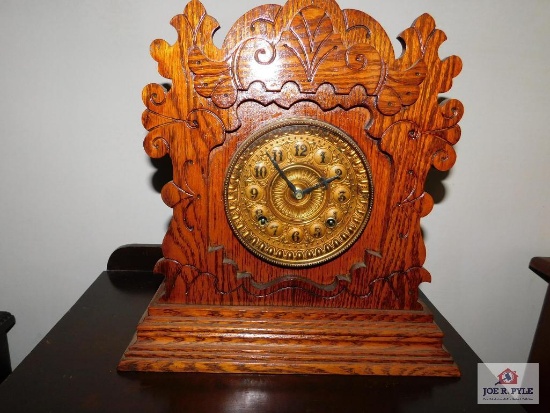 Antique oak clock w/ key