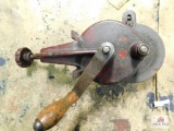 Bench hand operated grinding wheel