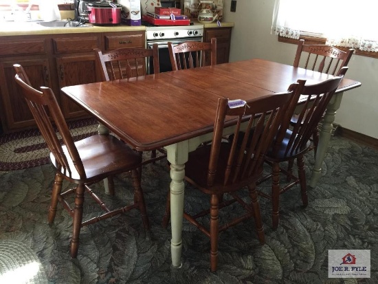 Kitchen table with center leaf and six 6 chairs