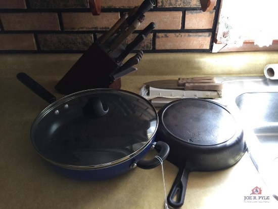Lot: cast iron skillet, Cook's essentials skillet, kitchen knives