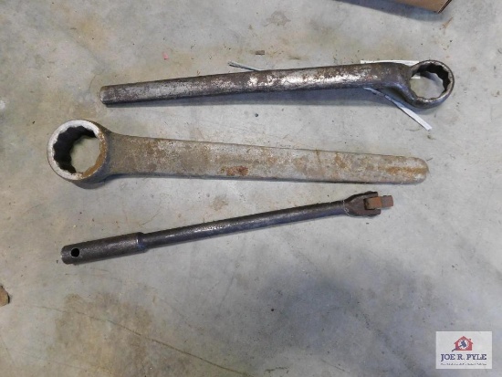 Breaker bar and box wrenches