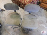 2 Metal bar stools (adjustable)