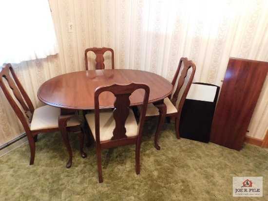 Queen Anne Table, 4 chair, table pads