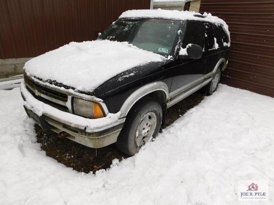 Black Chevy LS Blazer , VIN: 1GNDT13WOT2140595 (No Title)