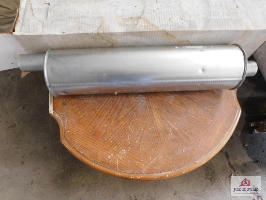 Universal muffler/new in box 3766 6" round