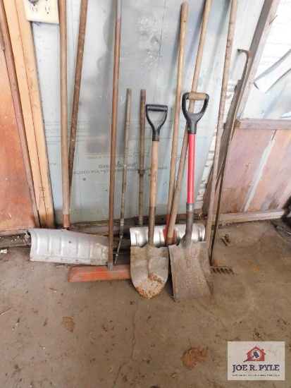 Hand tools, shovels, snow shovels, hoe , rake