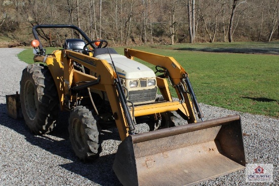 1998 7260 Cub Cadet 1,156 hours 4-wheel drive 26 horse power diesel tractor with loader