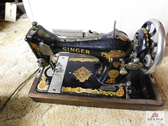 Vintage Singer Sewing machine 1925 with bentwood case #AB 337119 with key