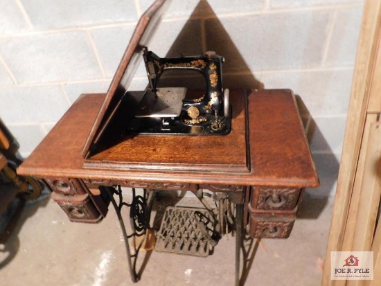 Early 1900's small Singer sewing machine (measures 11 inches long 9 inches high)
