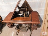 Early 1900's small Singer sewing machine (measures 11 inches long 9 inches high)