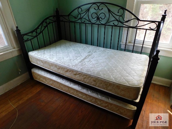 Metal day bed