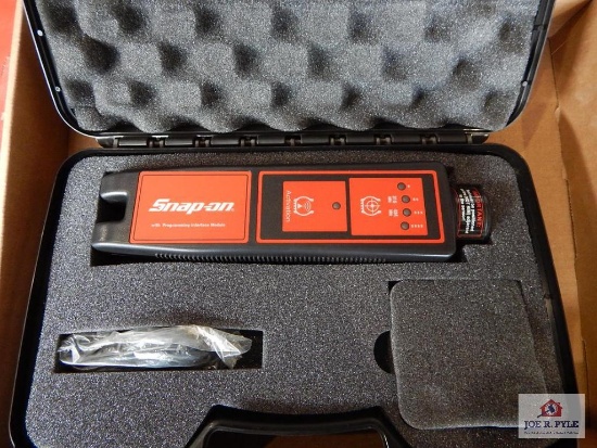 Snap-on-Tire pressure monitor