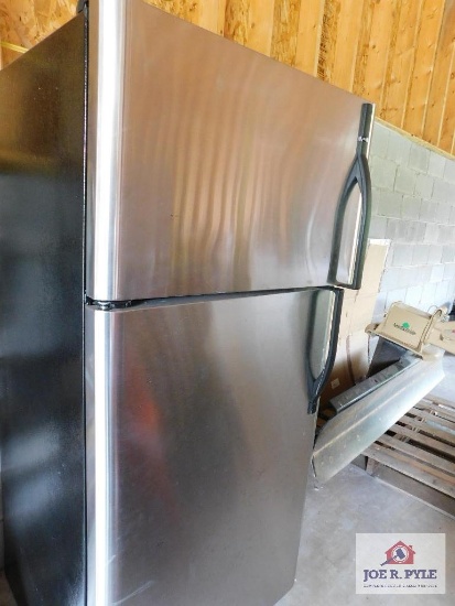 Kenmore Stainless Steel Refrigerator Model 253.74510408, 18.2 Cubic Feet
