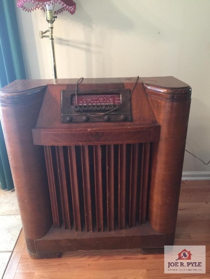 Antique Philco floor model radio