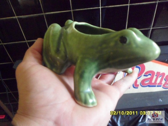 Green frog pot