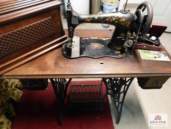 Antique singer sewing machine #9021433 w/walnut case