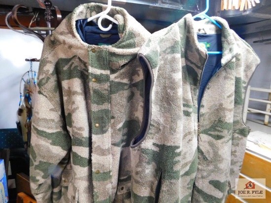 Cabela's outfitter fleece vest with parka (3 xl)