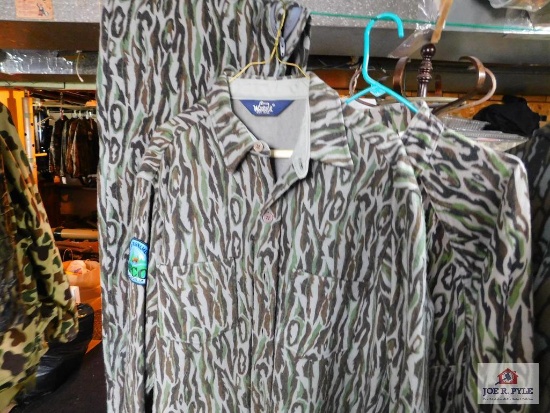 3 pc Woolrich camo clothing set (2 XL)