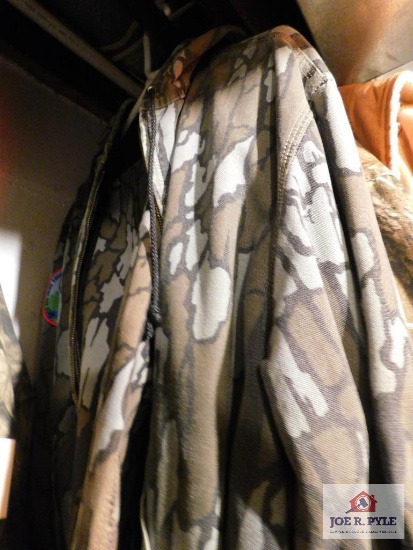 2 Carhart jackets, Carhart vest and Carhart pants (2 XL), 2 camo winter jackets