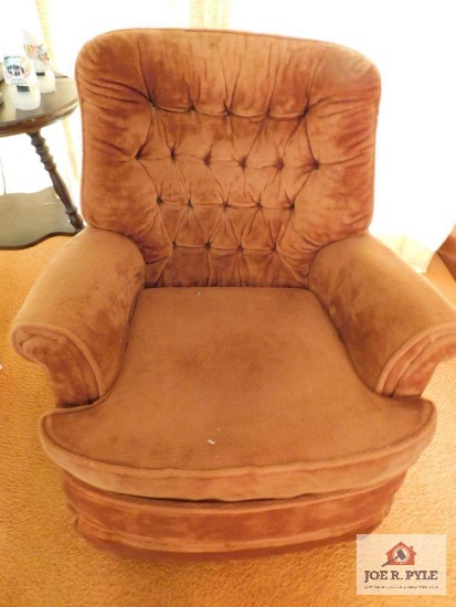 Chair with tufted back