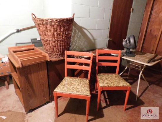 Chairs, large basket, mesh table